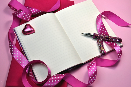 用丝带写或计划粉红色日记水平