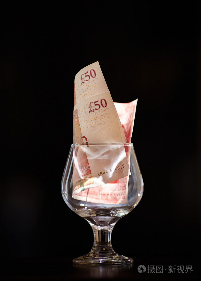 给小费在玻璃的钱