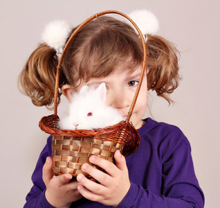 白兔子宠物的小女孩