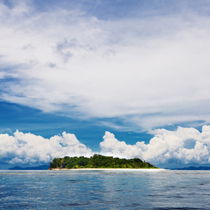 景观的热带岛屿海滩与完美的天空