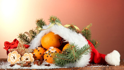 圣诞节的作文与桔子和杉木树在圣诞老人帽子