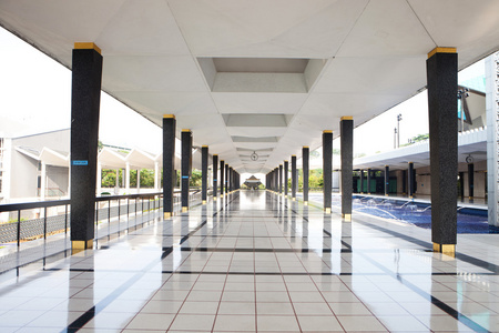 在现代化的办公大楼空长长的走廊照片