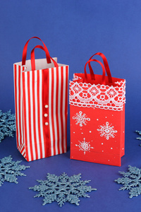 圣诞节纸袋礼品在蓝色背景