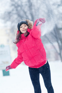 快乐的年轻女人戏剧与雪