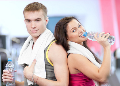 运动后的男人和女人的饮用水