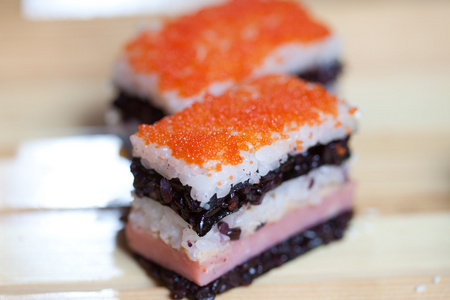 传统的日本料理寿司