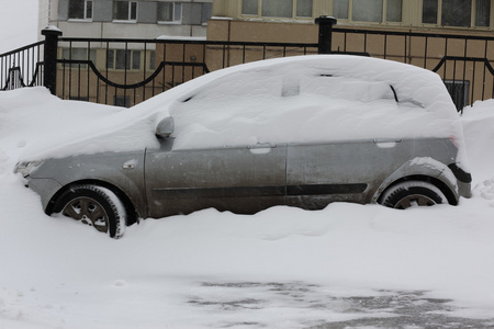 大降雪覆盖在城市中的汽车