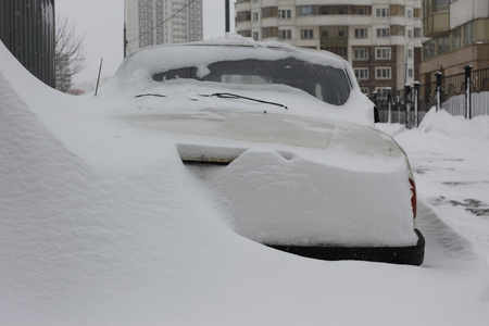 大降雪覆盖在城市中的汽车