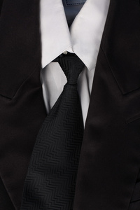 与黑领带西装的男人