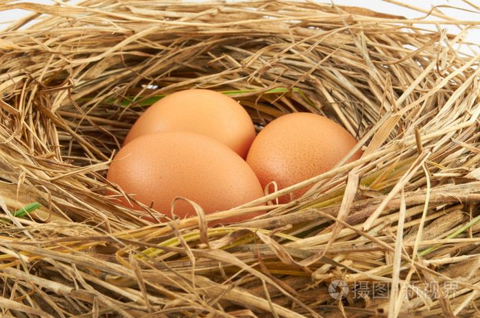 eggs.three 棕色鸡蛋在稻草巢