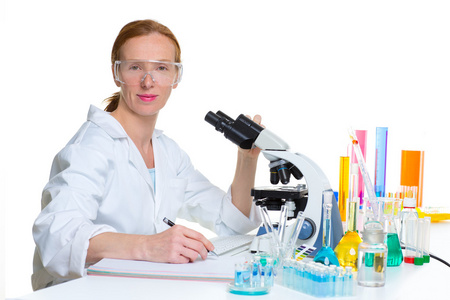 化学实验室的科学家女工作肖像