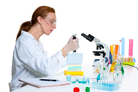 化学实验室的科学家的女人多通道移液器