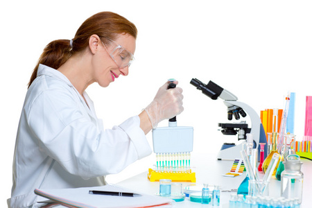 化学实验室的科学家的女人多通道移液器