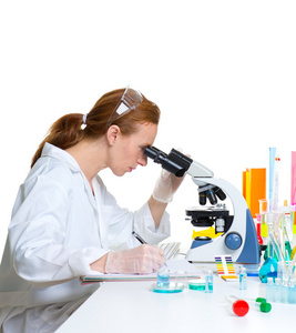 化学实验室的科学家女人看显微镜