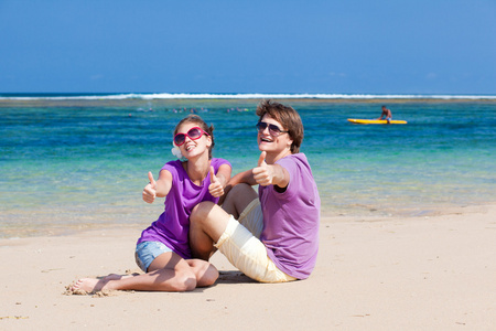 美丽的年轻夫妇在热带巴厘岛 beach.honeymoon