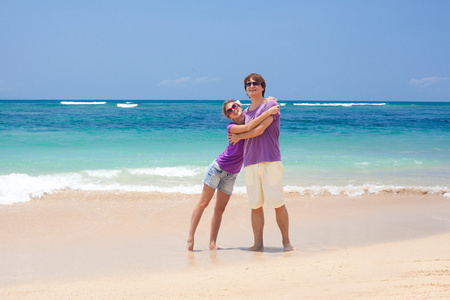 美丽的年轻夫妇在热带巴厘岛 beach.honeymoon