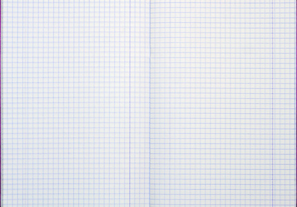 方格本笔记本与方格的床单-白色背景照片