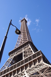 蓝蓝的天空背景下，巴黎的埃菲尔铁塔