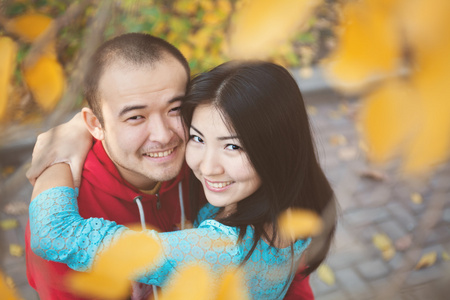 爱在秋天快乐亚洲夫妇