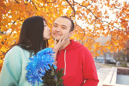 亚洲对年轻夫妇在爱和秋季的开心点