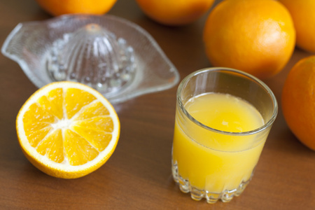 新鲜橙汁与表上的压榨机
