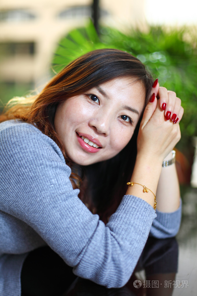 微笑的亚洲业务女士照片-正版商用图片1aob8f-摄图新视界