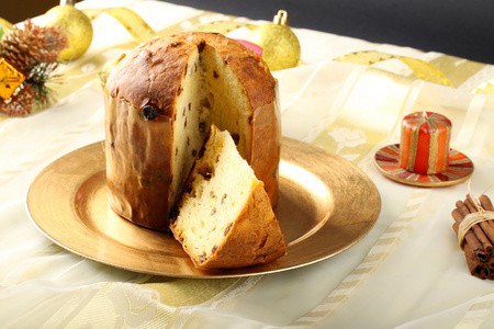 与 panettone 和圣诞装饰表