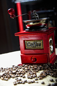 红色复古咖啡研磨机的图片