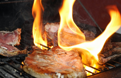 猪肉烤的火焰