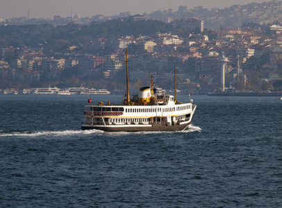 渡轮在博斯普鲁斯海峡鼓点土耳其