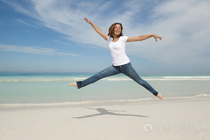 在海滩上欢呼雀跃的女人