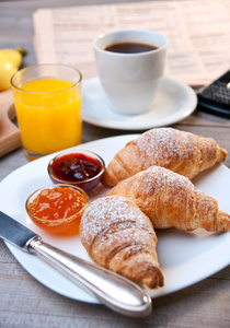 欧式早餐和咖啡和牛角面包图片