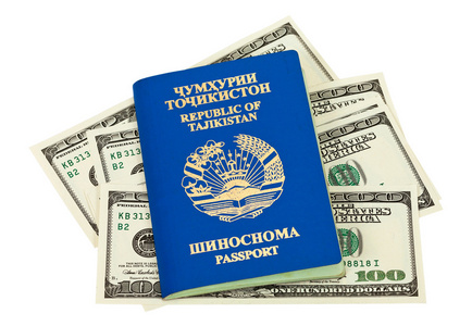 塔吉克斯坦护照和孤立在白色背景上的钱