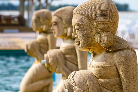 在热带的游泳池喷泉雕像