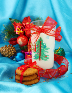 圣诞老人的饼干 概念形象的姜汁饼干 牛奶和圣诞装饰在蓝色背景上