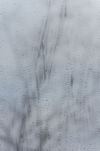 在玻璃上的雨图片