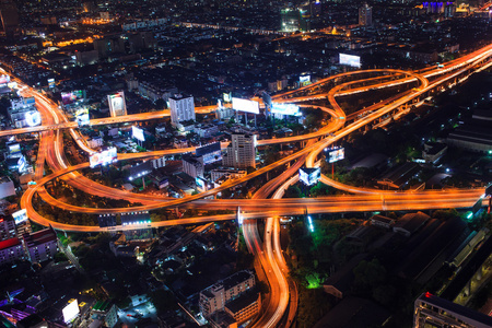 城市景观夜和交通汽车照明，曼谷鸟眼视图