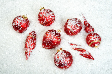 在雪中的圣诞饰品的形象