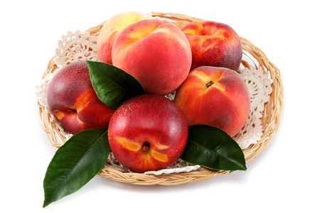 新鲜的桃子和油桃在隔离上白色的 bac 一篮子
