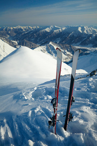 双十字架滑雪板在雪地里，山中