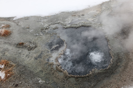 温泉内破火山口。黄石国家公园