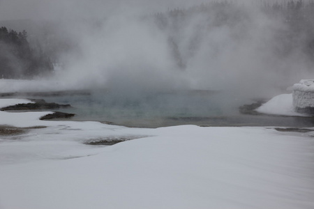 温泉内破火山口。黄石国家公园