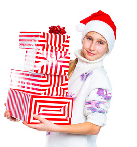 可爱的女孩在圣诞老人的帽子与礼品盒