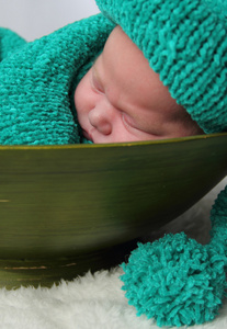 新生儿在针织的茧和帽子