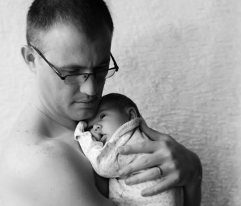 父亲抱一个新生婴儿图片