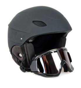 黑色滑雪头盔的护目镜