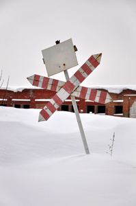 在雪中的旧道路标志。