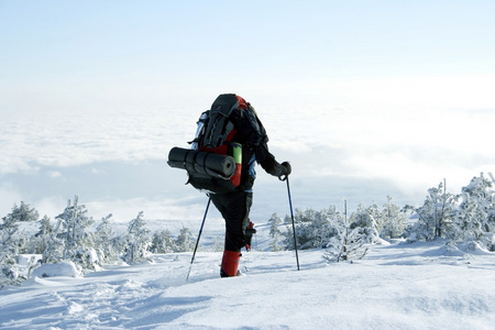 徒步旅行者在冬季山雪地行走