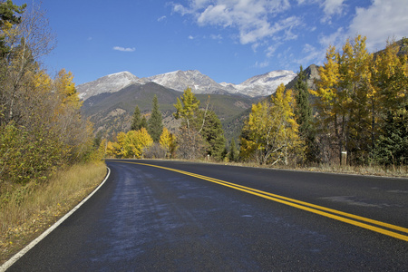 在秋季山区公路