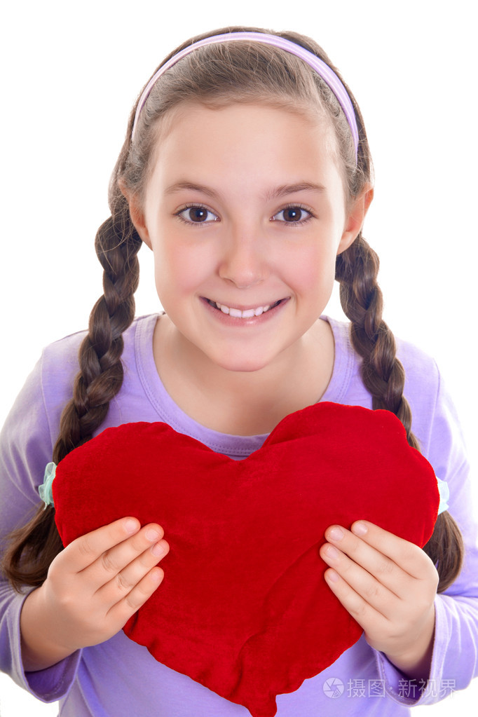 她怀里抱着一个心形枕头的女孩